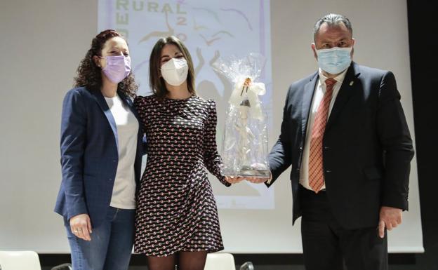 Galería. Carolina Arias y Eduardo Morán hacen entrega a María Franco del premio.