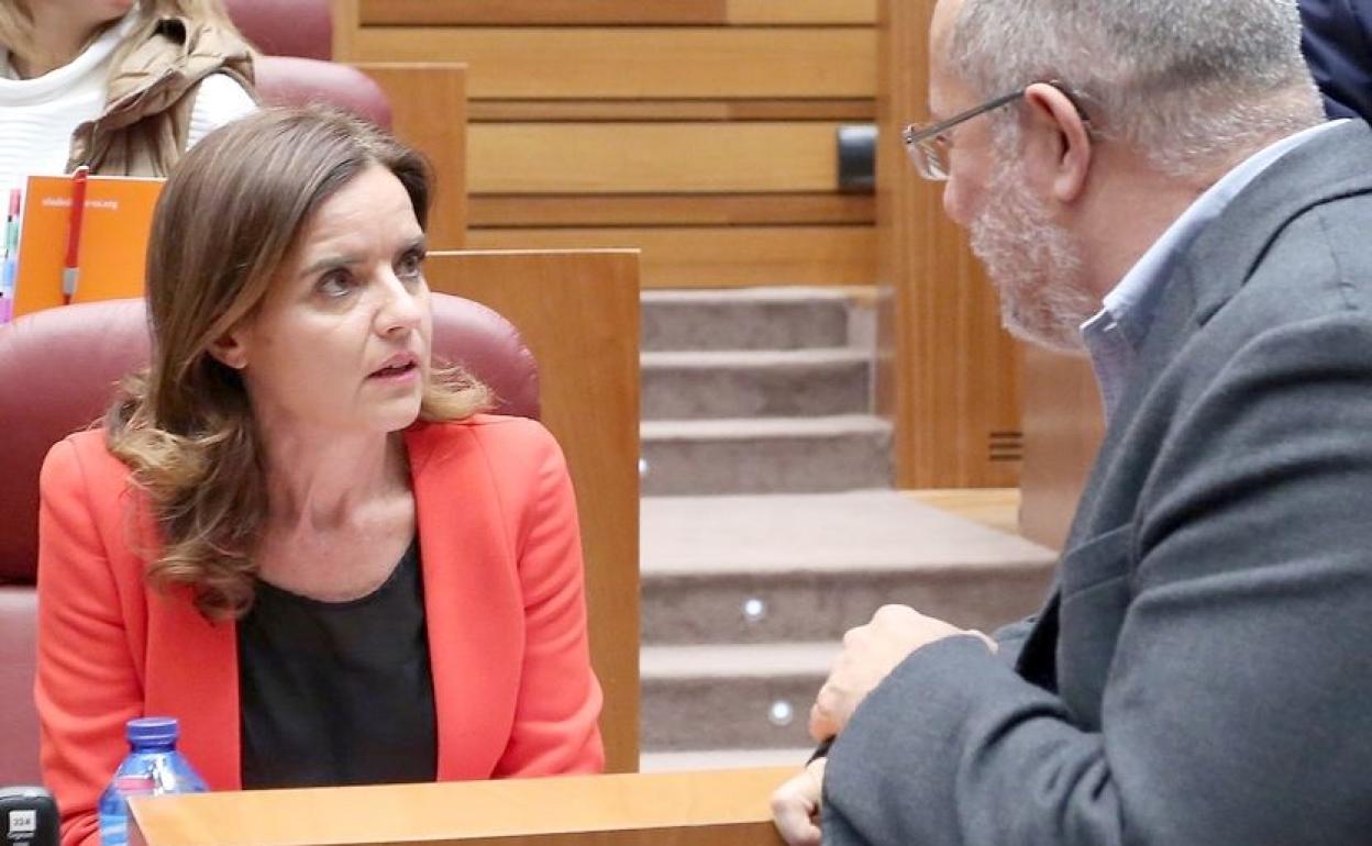 Ana Carlota Amigo conversa con Francisco Igea durante un pleno de las Cortes. 