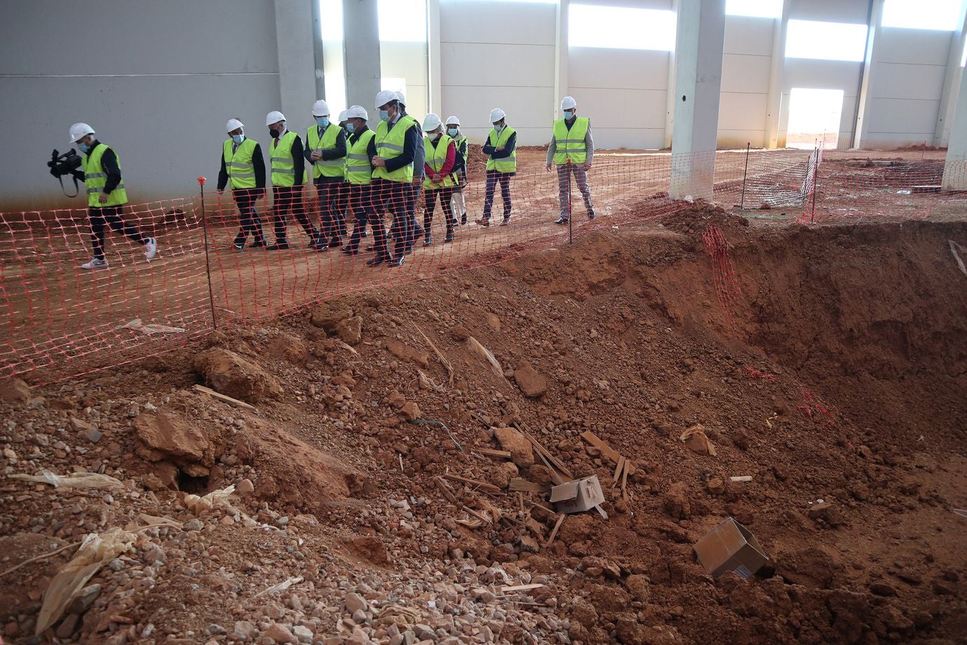 El presidente de la Junta, Alfonso Fernández Mañueco, durante su visita a las instalaciones de la empresa LatemAluminium. 