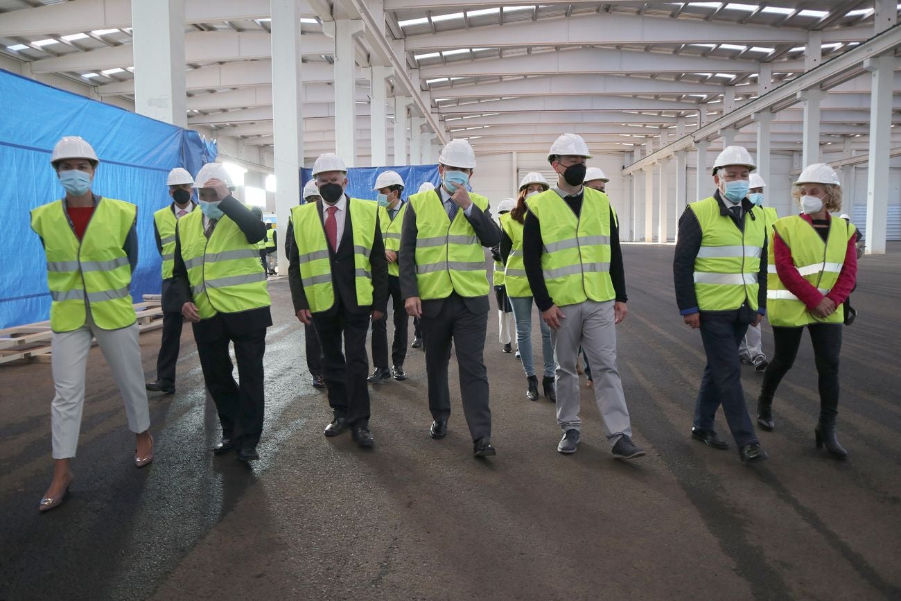 El presidente de la Junta, Alfonso Fernández Mañueco, durante su visita a las instalaciones de la empresa LatemAluminium. 