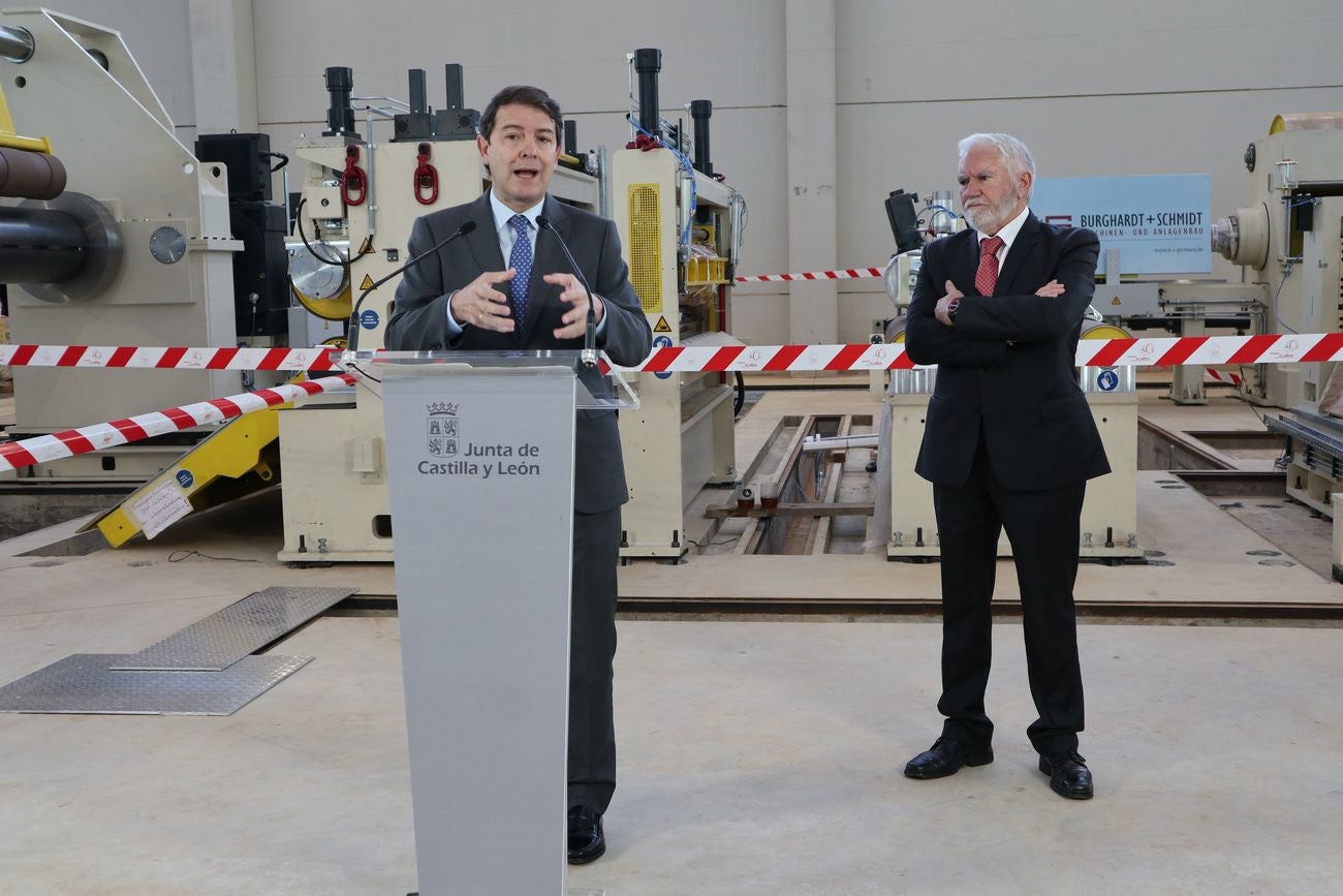 El presidente de la Junta, Alfonso Fernández Mañueco, durante su visita a las instalaciones de la empresa LatemAluminium. 