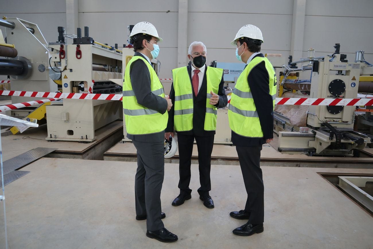 El presidente de la Junta, Alfonso Fernández Mañueco, durante su visita a las instalaciones de la empresa LatemAluminium. 