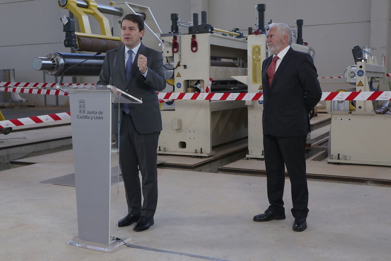 El presidente de la Junta, Alfonso Fernández Mañueco, durante su visita a las instalaciones de la empresa LatemAluminium. 