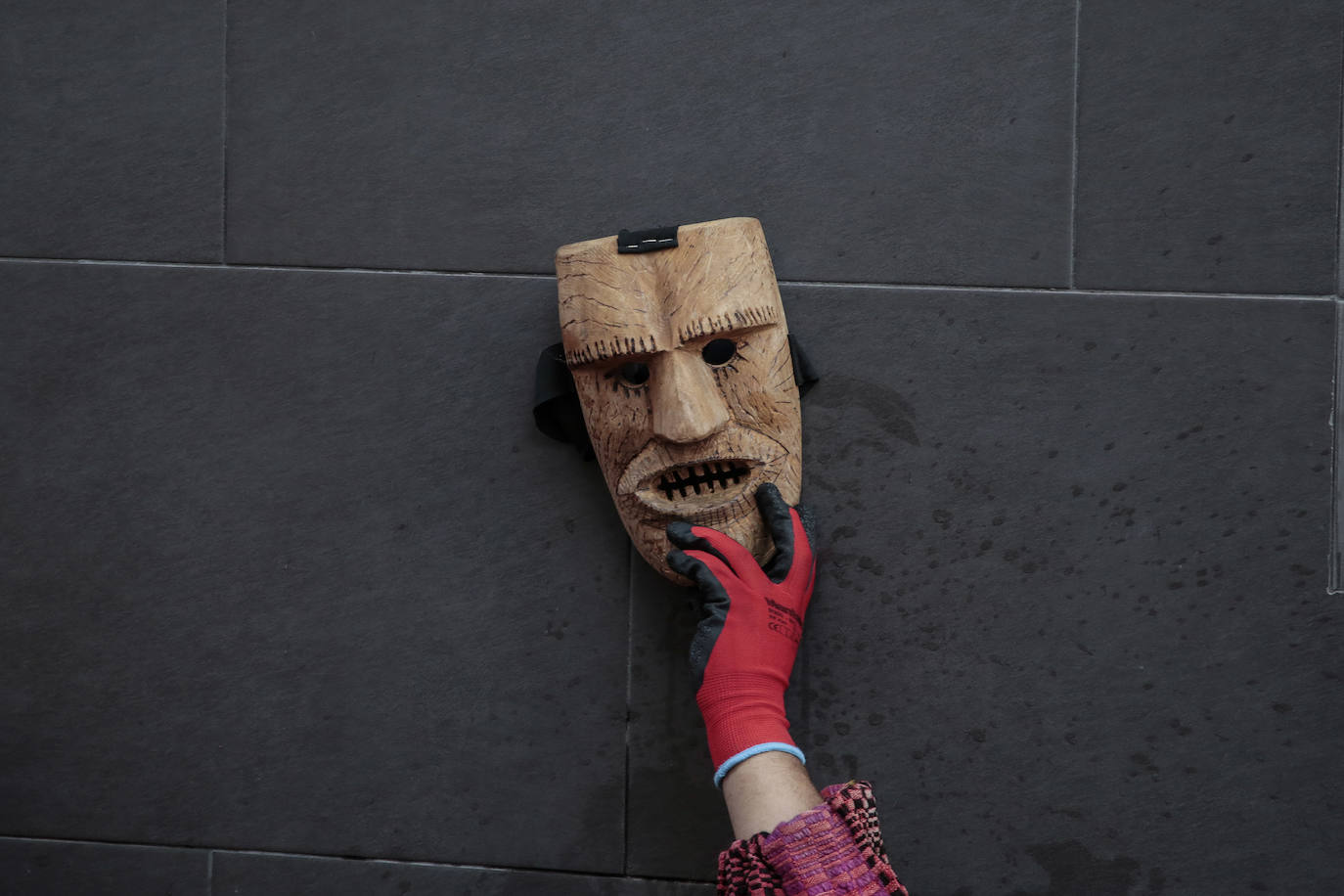 Desfile de mascarados y quema de un mascarado con motivo de la celebración del I Congreso Internacional de Carnaval.