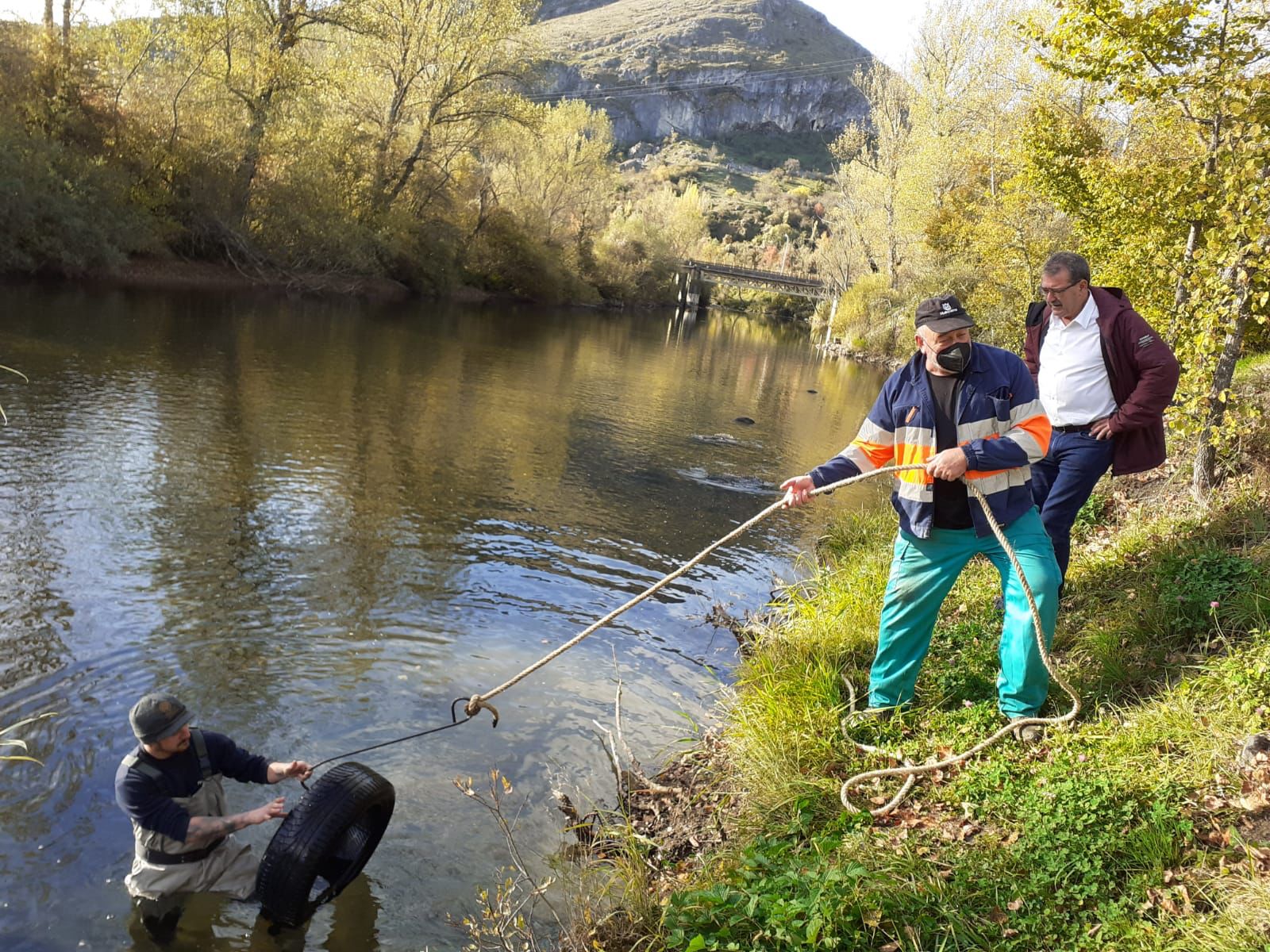 Varios técnicos del Ayuntamiento de Sabero proceden a la retirada de neumáticos del Río Esla.