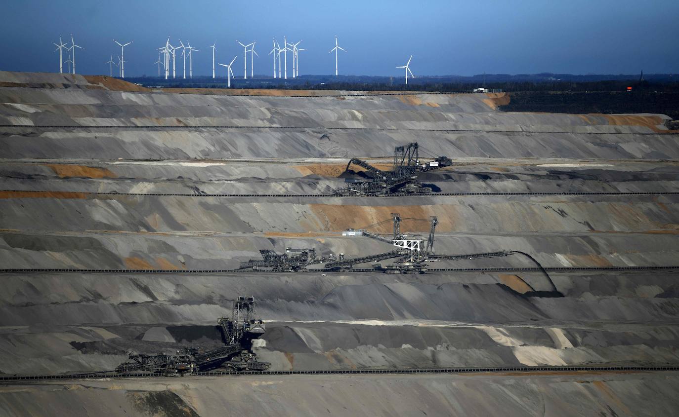 Una imagen tomada el 16 de enero de 2020 cerca de Buir muestra excavadoras en la mina de lignito (carbón marrón) a cielo abierto de Hambach operada por el productor de energía alemán RWE en Niederzier y Elsdorf, en el oeste de Alemania. La explotación lleva en el foco de los ambientalistas durante años, ya que la generación de energía con este mineral tiene un impacto negativo en el cambio climático y también porque RW planea talar el antiguo bosque 'Hambacher Forst' para ampliar el negocio.