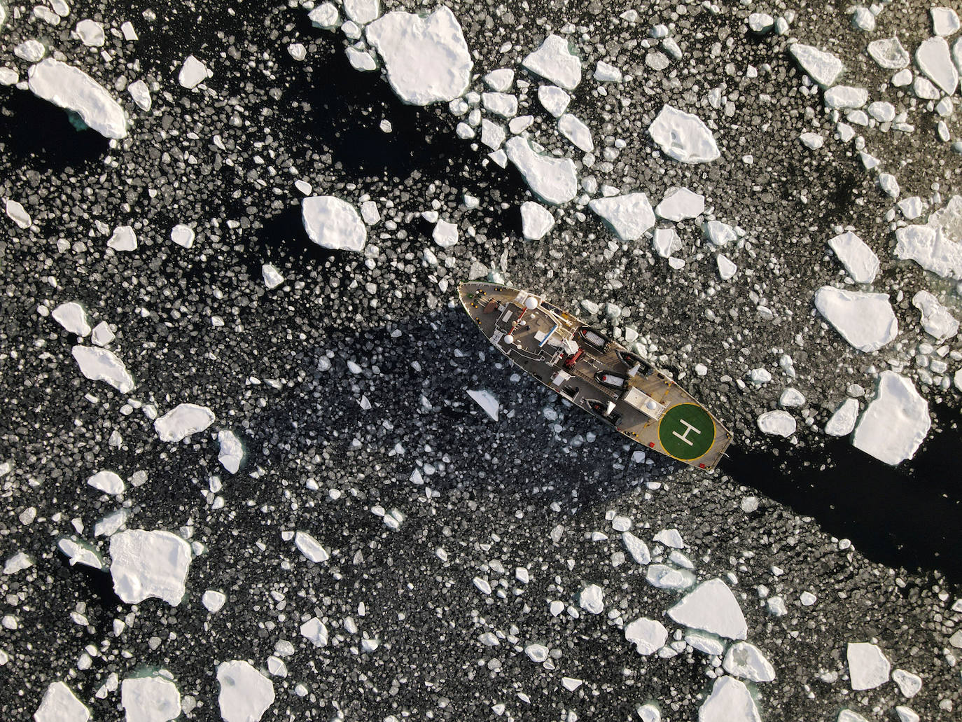 El barco Arctic Sunrise de Greenpeace navega a través del hielo flotante en el Océano Ártico, el 15 de septiembre de 2020.