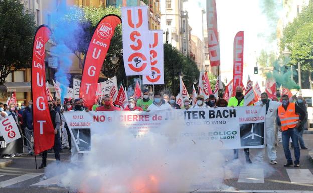 Traca previa al inicio de la manifestación por las calles de León.