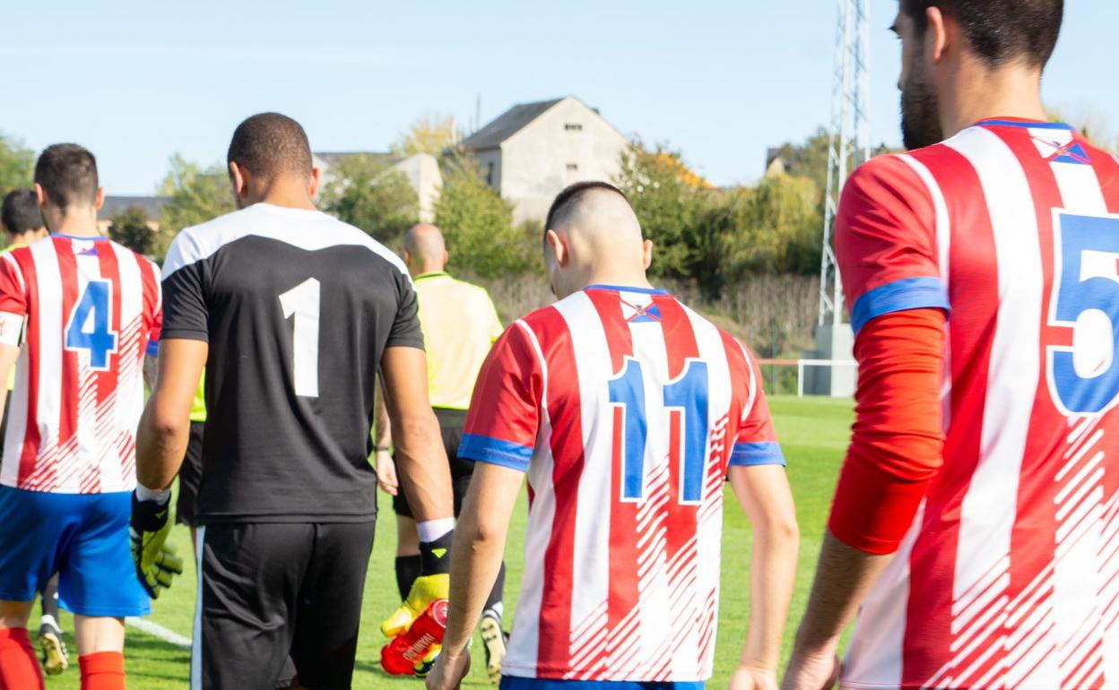 Imagen de los jugadores del Atlético Bembibre saltando al terreno de juego.