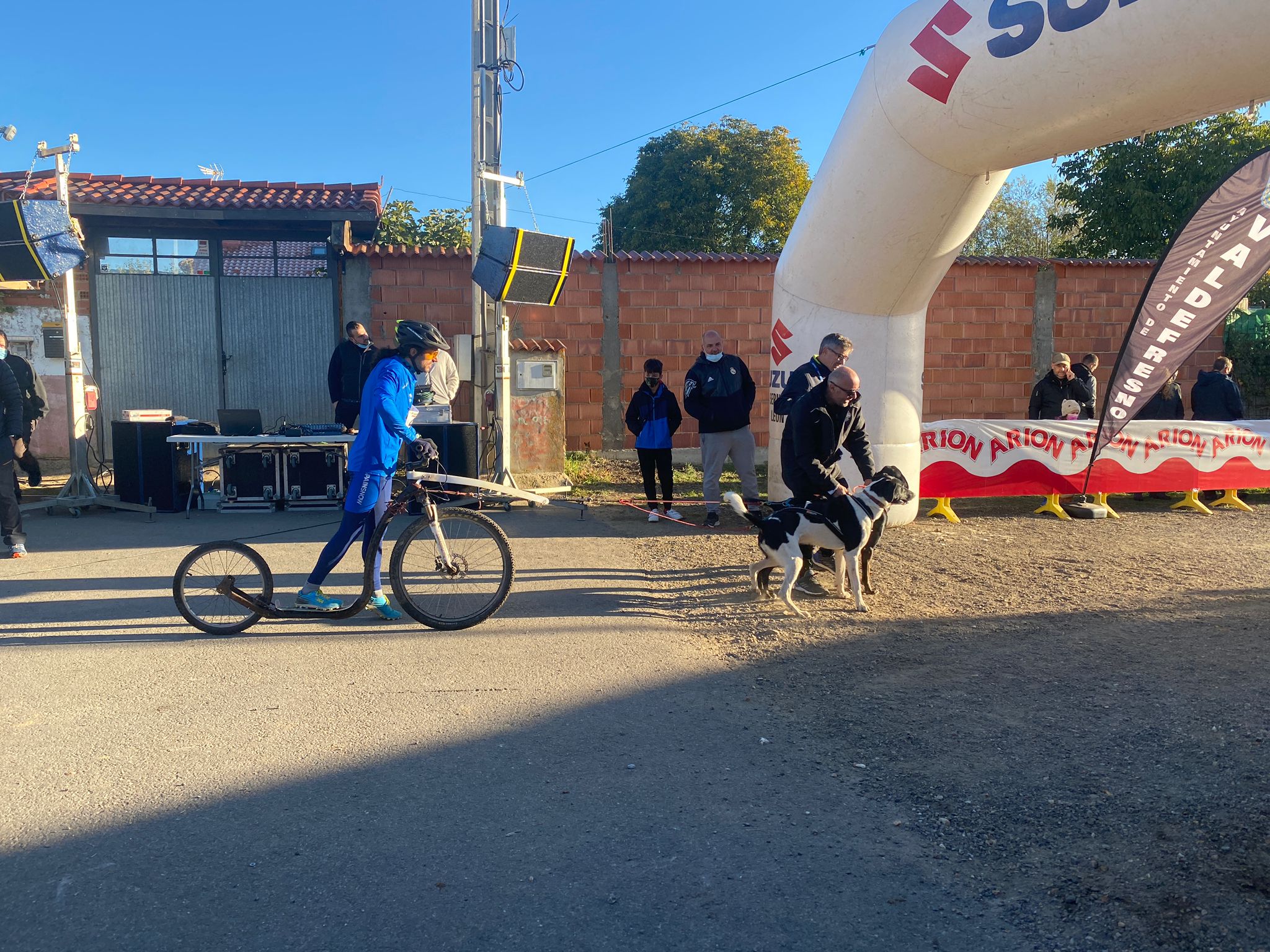 125 participantes de cuatro disciplinas han rodado con sus perros en la mañana de este domingo por las tierras de la Sobarriba.