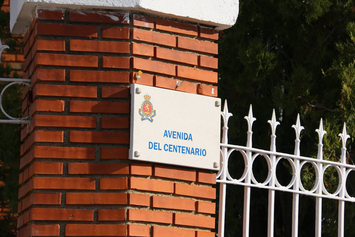 El aeródromo de La Virgen del Camino celebra el centenario de su puesta en marcha que se cumplía en pleno confinamiento en 2020 | Un avión en T-6 en una de las principales plazas del municipio, un monolito y una avenida en la sede de la Academia conmemoran los cien años de «servicio 24 horas al día, siete días a la semana» vigilando y controlando el espacio aéreo .