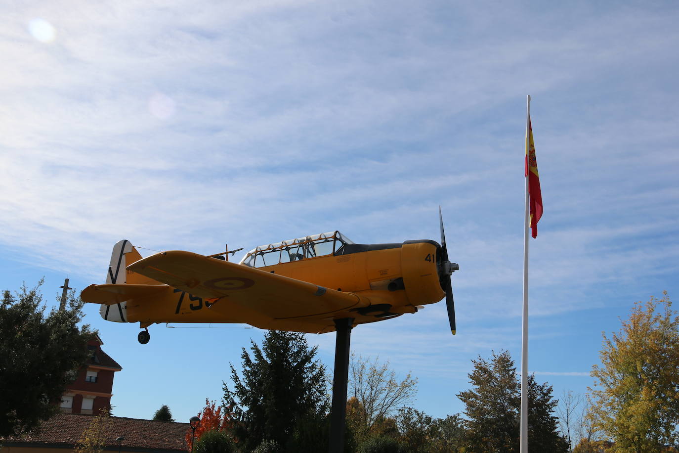 El aeródromo de La Virgen del Camino celebra el centenario de su puesta en marcha que se cumplía en pleno confinamiento en 2020 | Un avión en T-6 en una de las principales plazas del municipio, un monolito y una avenida en la sede de la Academia conmemoran los cien años de «servicio 24 horas al día, siete días a la semana» vigilando y controlando el espacio aéreo .