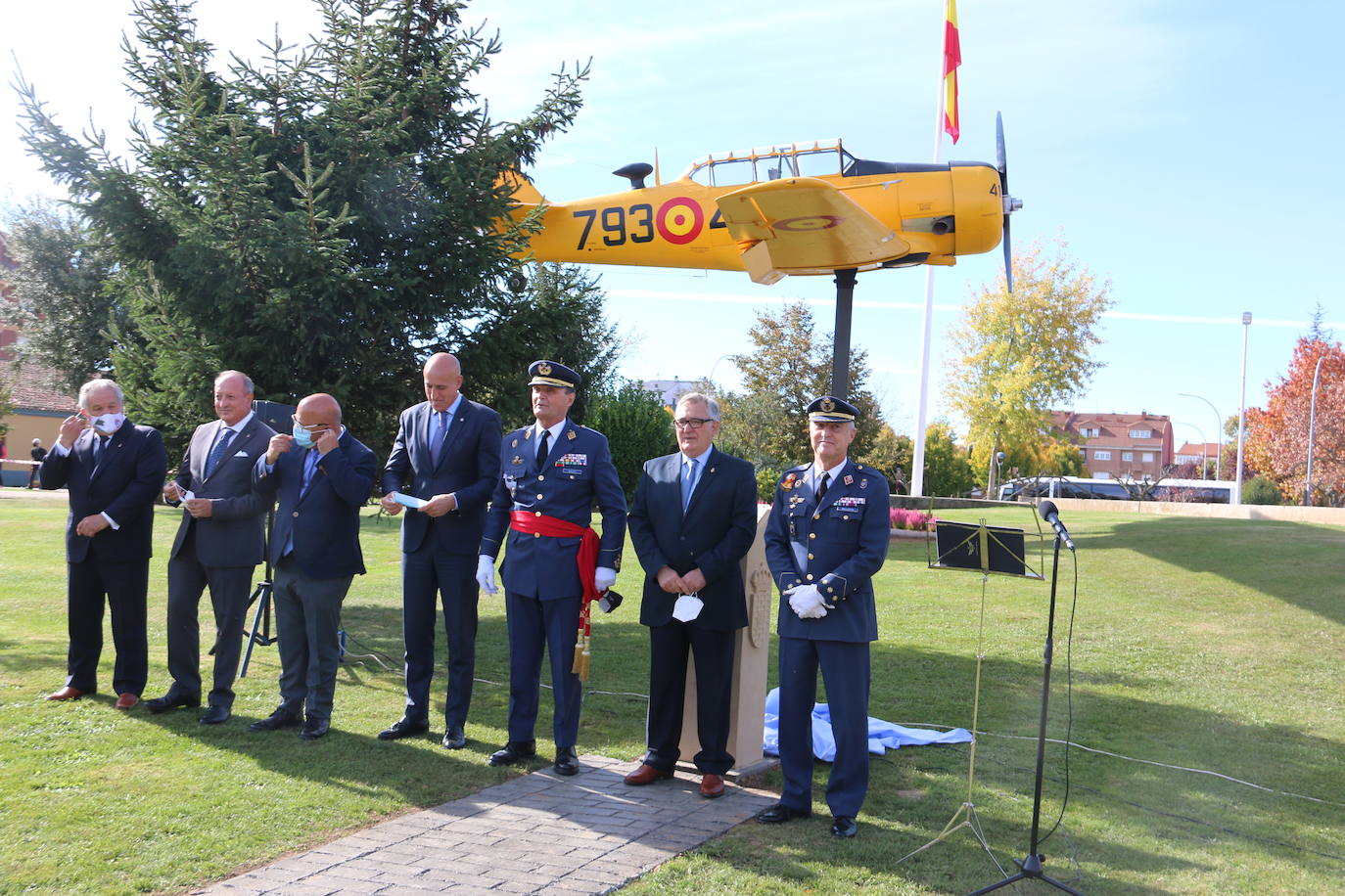 El aeródromo de La Virgen del Camino celebra el centenario de su puesta en marcha que se cumplía en pleno confinamiento en 2020 | Un avión en T-6 en una de las principales plazas del municipio, un monolito y una avenida en la sede de la Academia conmemoran los cien años de «servicio 24 horas al día, siete días a la semana» vigilando y controlando el espacio aéreo .