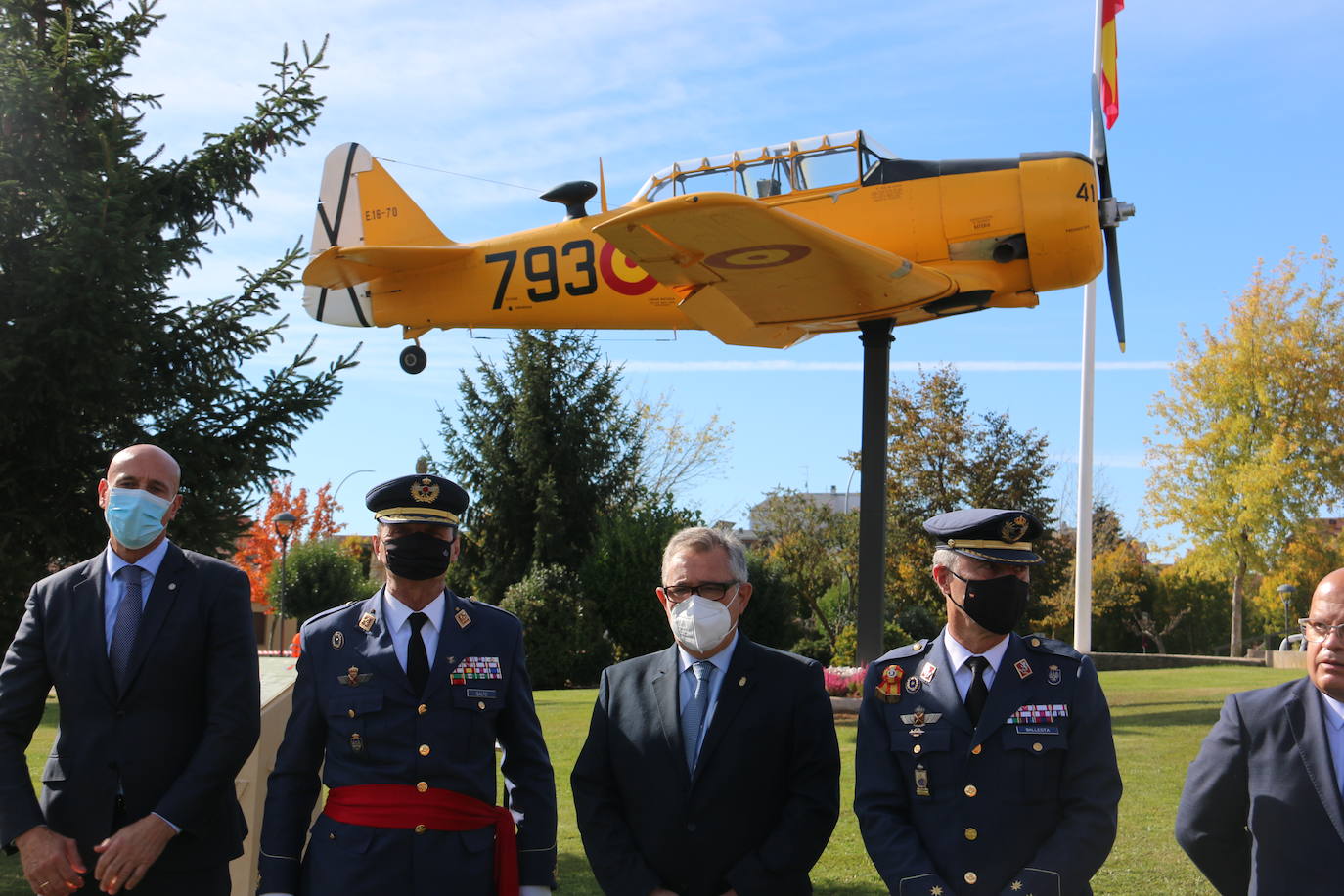 El aeródromo de La Virgen del Camino celebra el centenario de su puesta en marcha que se cumplía en pleno confinamiento en 2020 | Un avión en T-6 en una de las principales plazas del municipio, un monolito y una avenida en la sede de la Academia conmemoran los cien años de «servicio 24 horas al día, siete días a la semana» vigilando y controlando el espacio aéreo .