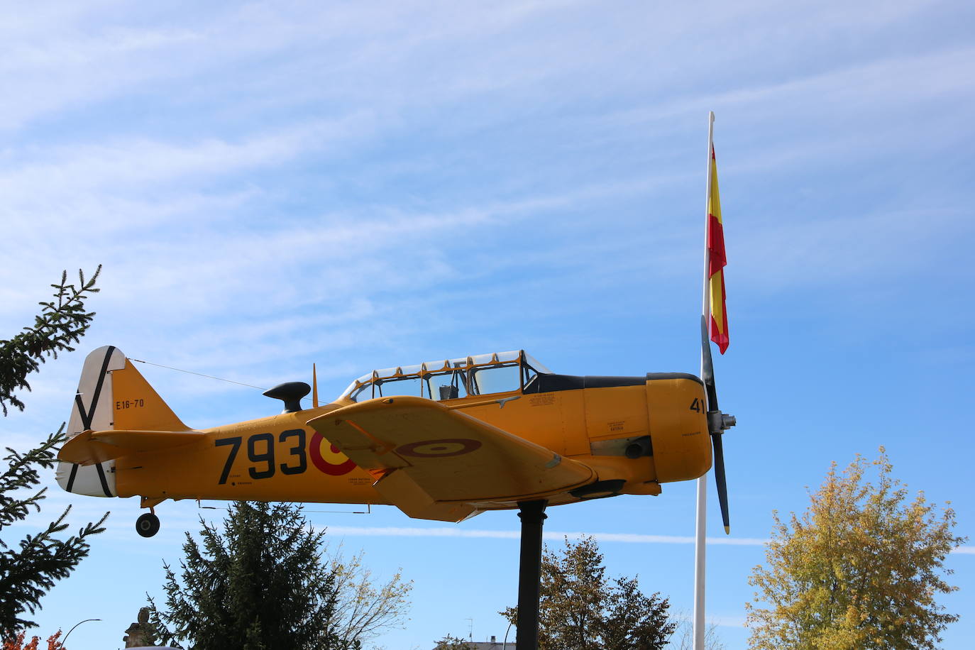 El aeródromo de La Virgen del Camino celebra el centenario de su puesta en marcha que se cumplía en pleno confinamiento en 2020 | Un avión en T-6 en una de las principales plazas del municipio, un monolito y una avenida en la sede de la Academia conmemoran los cien años de «servicio 24 horas al día, siete días a la semana» vigilando y controlando el espacio aéreo .