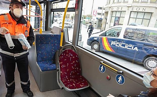 Un voluntario de Protección Civil entrega mascarillas a usuarios del bus urbano durante la etapa más dura de la pandemia. 