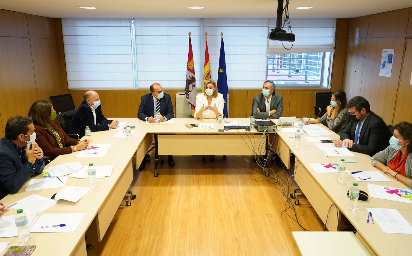 La consejera de Familia e Igualdad de Oportunidades, Isabel Blanco, preside la reunión de Renta Garantizada de Ciudadanía dentro del marco del Diálogo Social. 