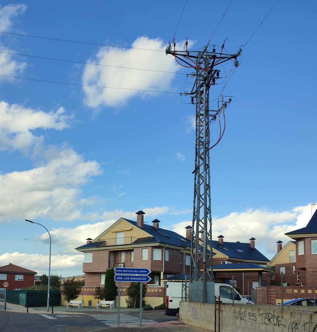 Cableado que el PSOE propone soterrar en Sariegos.