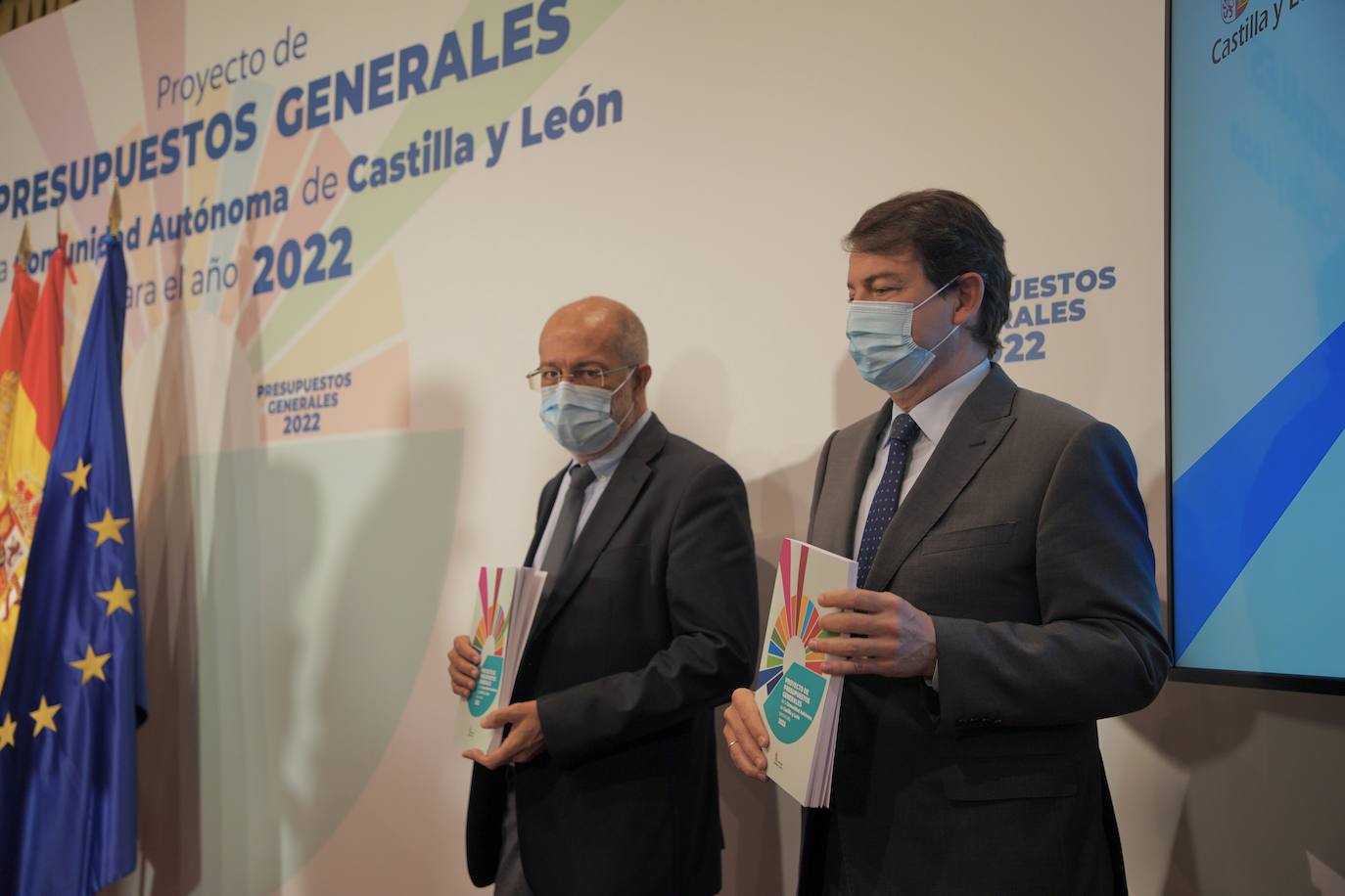 El presidente de la Junta de Castilla y León, Alfonso Fernández Mañueco, acompañado por el vicepresidente, portavoz y consejero de Transparencia, Ordenación del Territorio y Acción Exterior, Francisco Igea, y por el consejero de Economía y Hacienda, Carlos Fernández Carriedo, presenta el proyecto de Ley de Presupuestos Generales de la Comunidad para 2022.