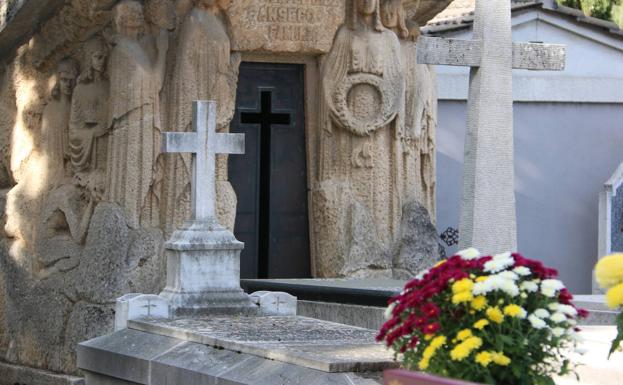 Algunas tumbas en el cementerio de León, en vísperas de la festividad de Todos los Santos.