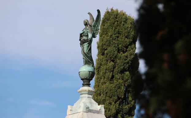 Galería. El cementerio de San Froilán se prepara para la jornada festiva.