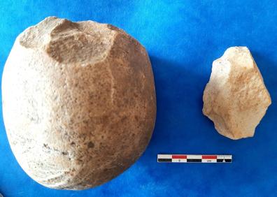 Imagen secundaria 1 - Arriba, restos humanos de astures masacrados por los romanos.; a la izquierda, restos líticos hallados en un abrigo rupestre de 25.000 años de antigüedad; a la derecha, Alfonso Fanjul y María Amor Álvarez, con la punta de lanza de la edad del bronce. 