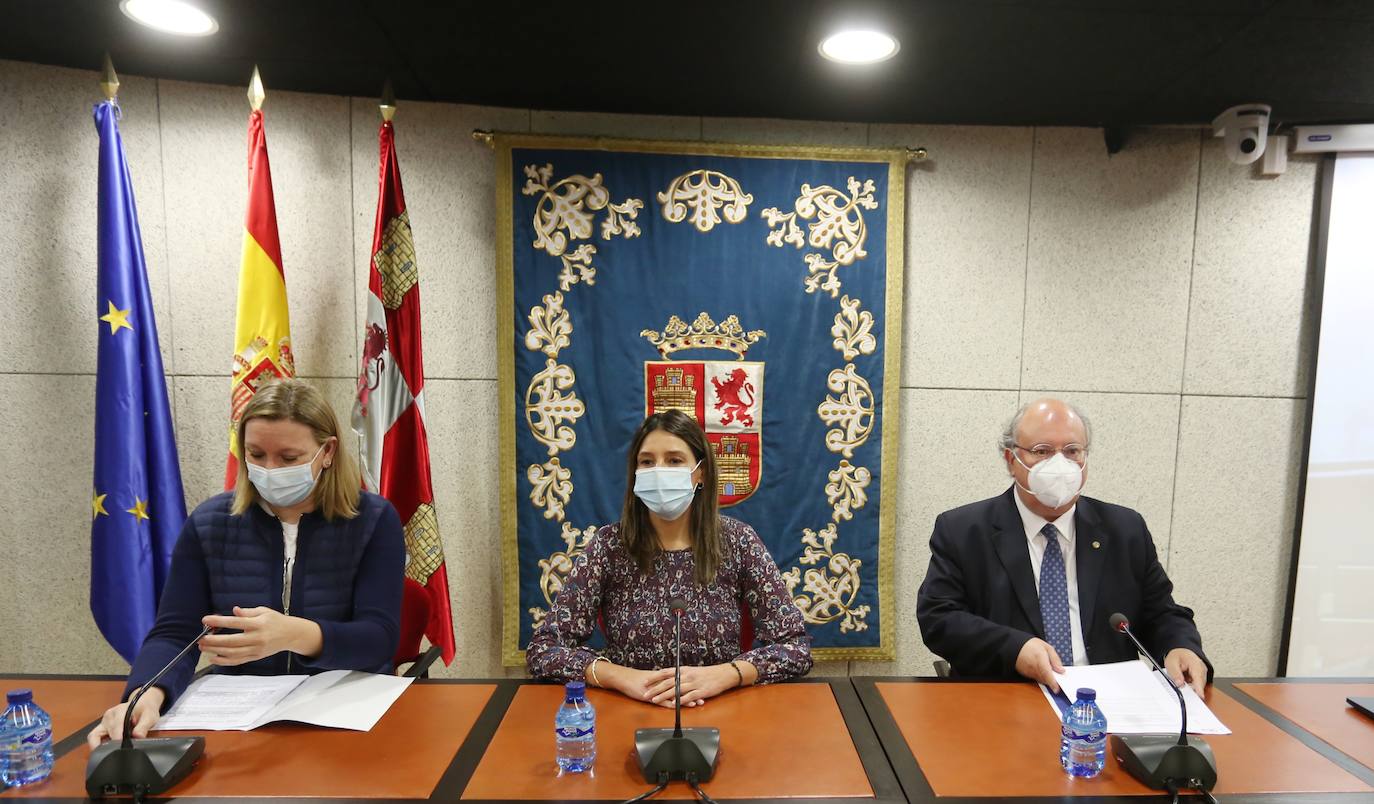 La consejera de Familia e Igualdad de Oportunidades, Isabel Blanco, inaugura la jornada Men in Care organizada por la Secretaría de Mujeres e Igualdad de CCOO Castilla y León y por la Fundación 1º de Mayo. En la imagen, junto a la secretaria de la Mujer de CCOO, Yolanda Martín, y al presidente del CES, Enrique Cabero.