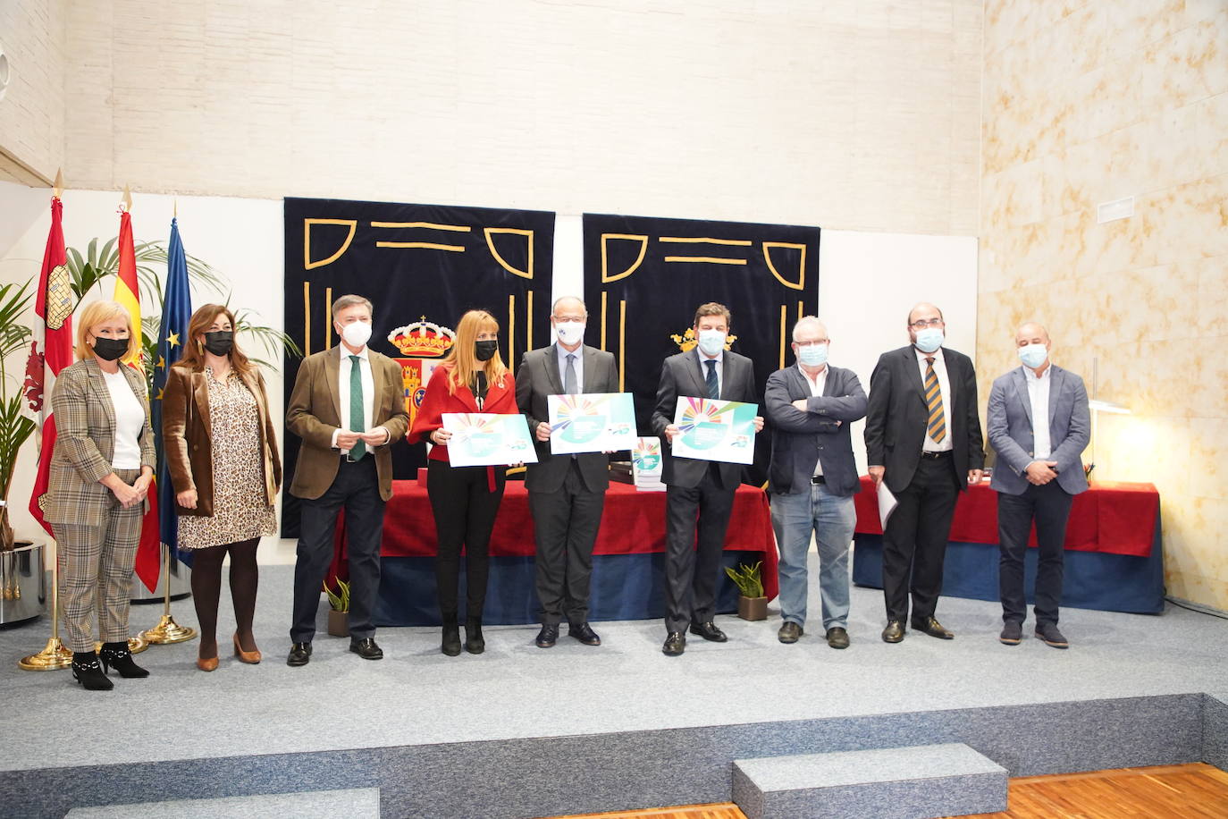 El presidente de las Cortes, Luis Fuentes, recibe el proyecto de ley de Presupuestos Generales de la Comunidad de Castilla y León para 2022 de manos del consejero de Economía y Hacienda, Carlos Fernández Carriedo.