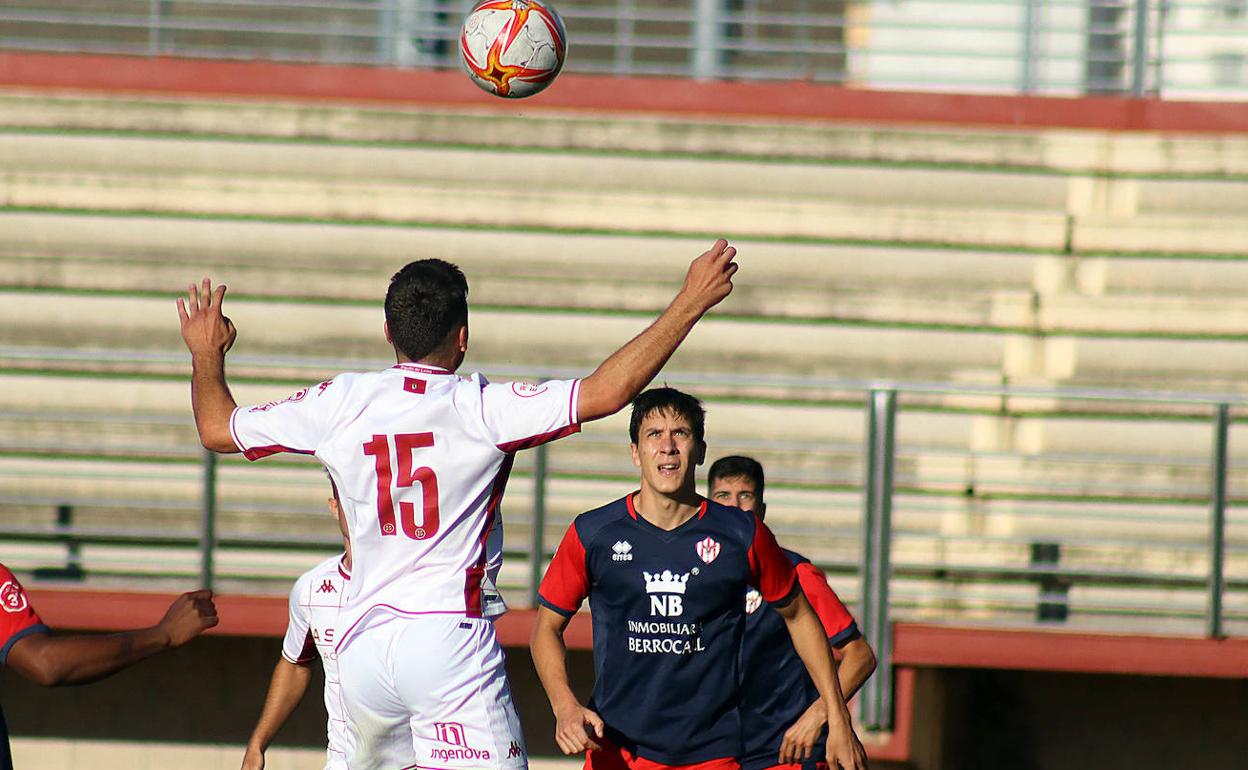 Un lance del derbi entre Júpiter y Atlético Bembibre.