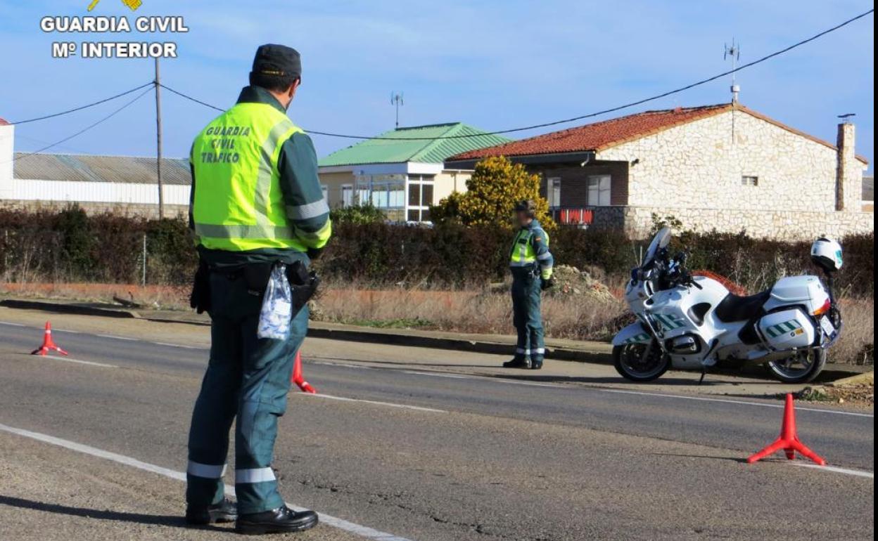 Dispositivo de control y vigilancia de consumo de alcohol y dorgas de la Guardia Civil cerca de Santa María del Páramo.