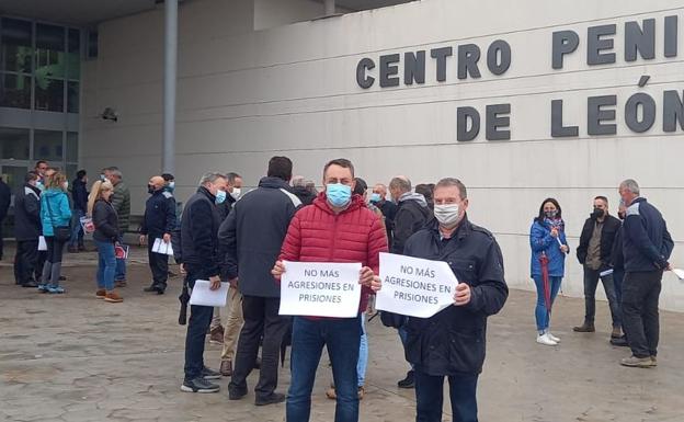 'NO más agresiones en prisiones', el lema de la concentración de este viernes. 