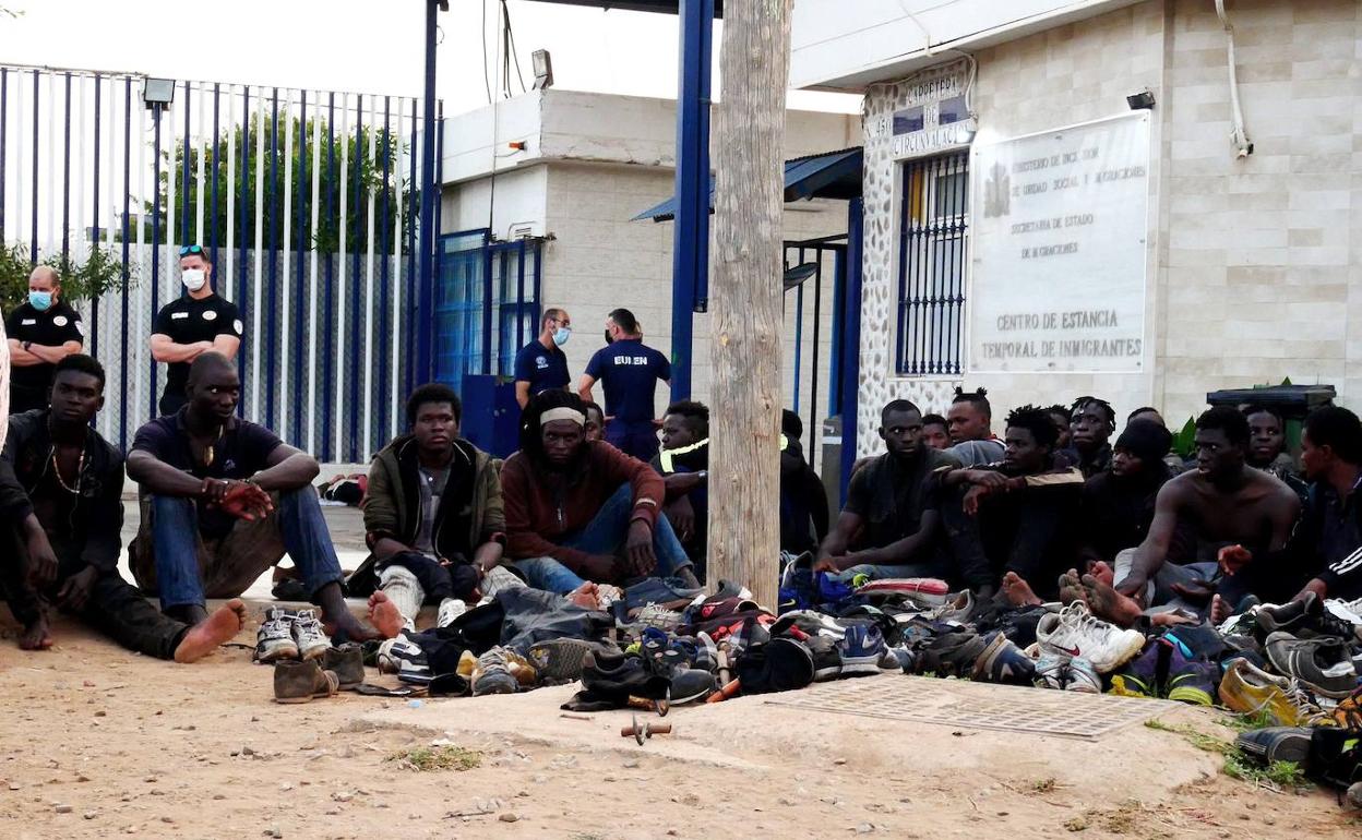 Un grupo de inmigrantes aguardan en el CETI de Melilla.