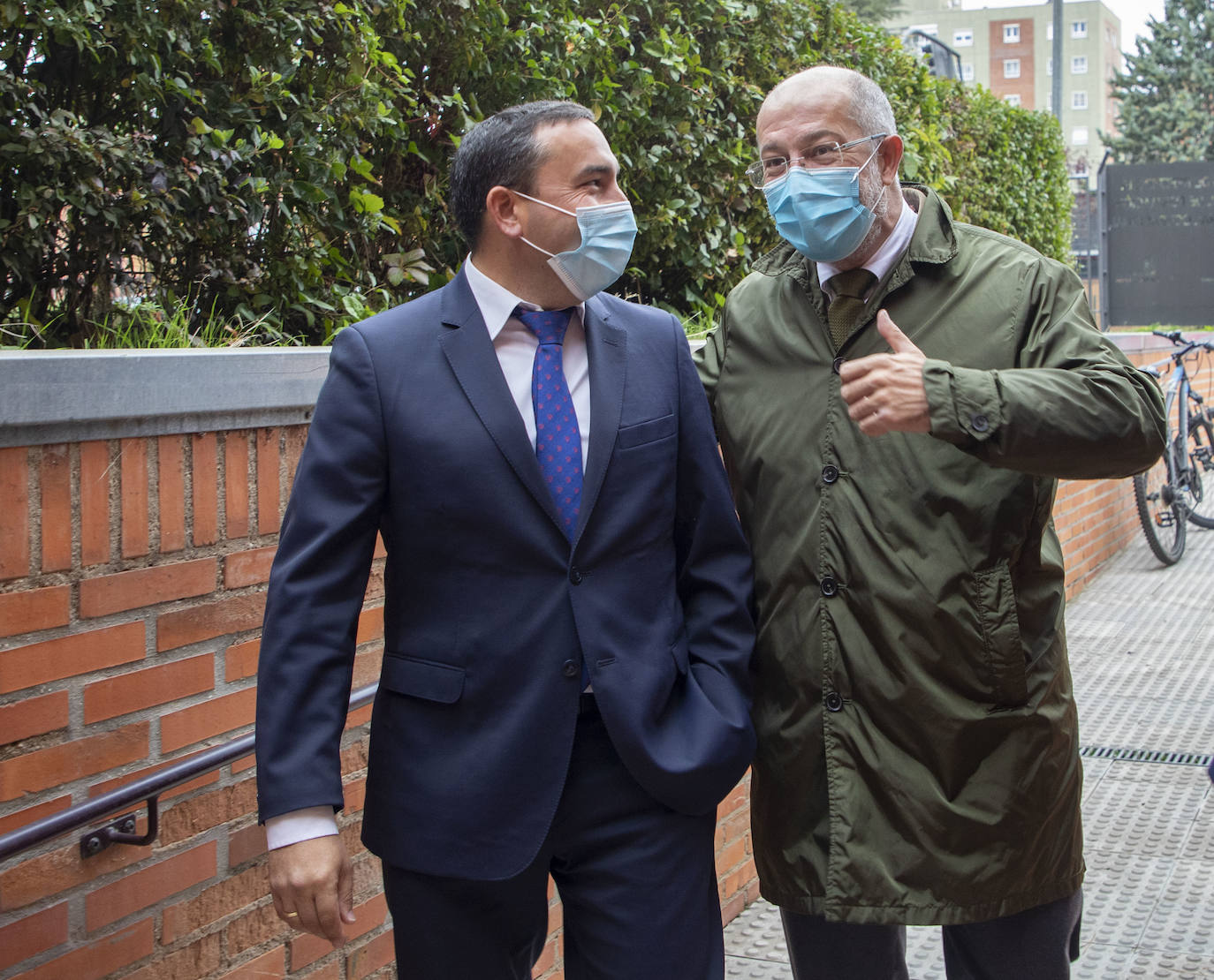 El vicepresidente, portavoz y consejero de Transparencia, Ordenación del Territorio y Acción Exterior, Francisco Igea, visita el centro de Referencia Nacional de Formación Profesional Ocupacional. En la imagen, junto al subdelegado de la JCyl en Salamanca, Eloy Ruiz.