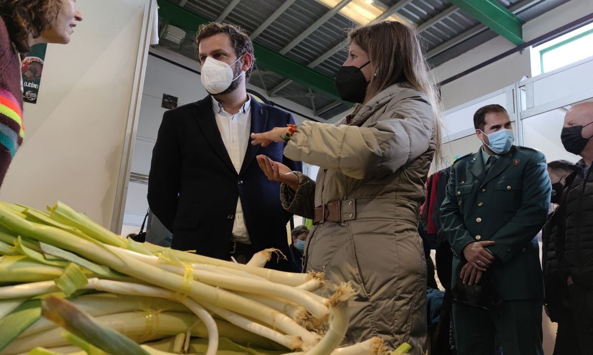 Mas de 70 stands de productos se han dado cita en la 48 edición de la Feria de San Simón en Sahagún.