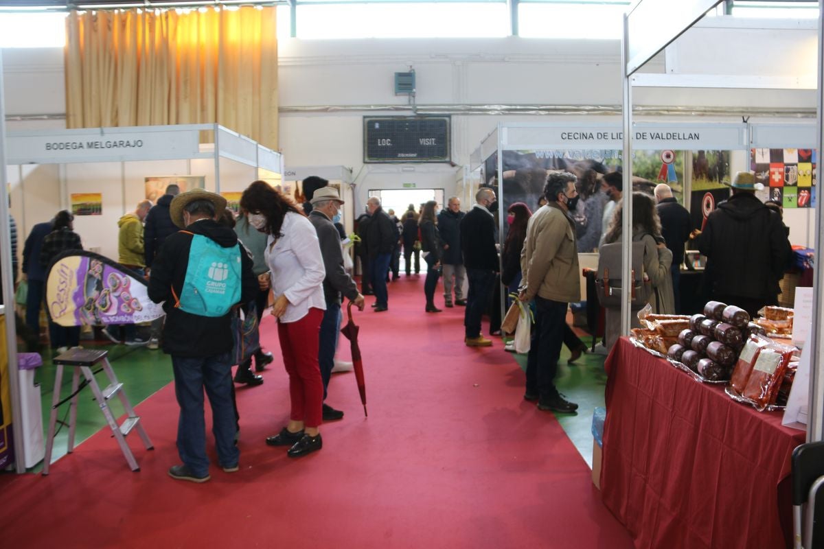 Mas de 70 stands de productos se han dado cita en la 48 edición de la Feria de San Simón en Sahagún.