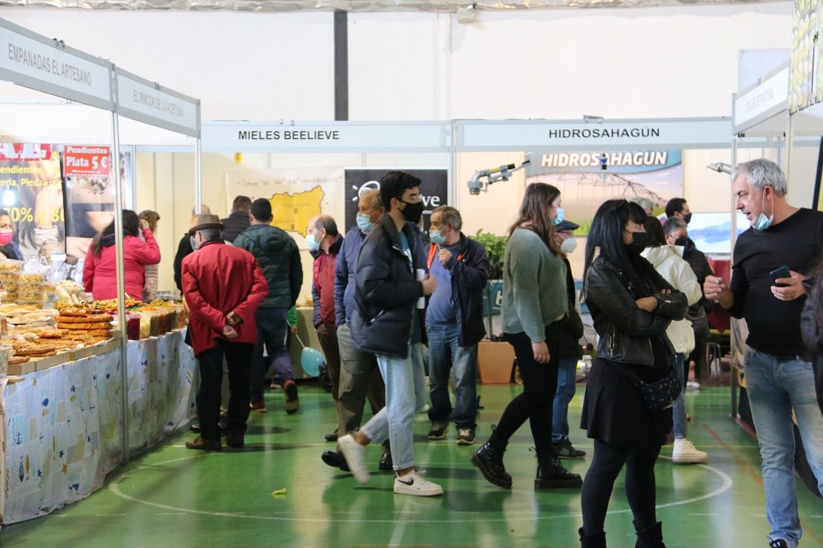 Mas de 70 stands de productos se han dado cita en la 48 edición de la Feria de San Simón en Sahagún.