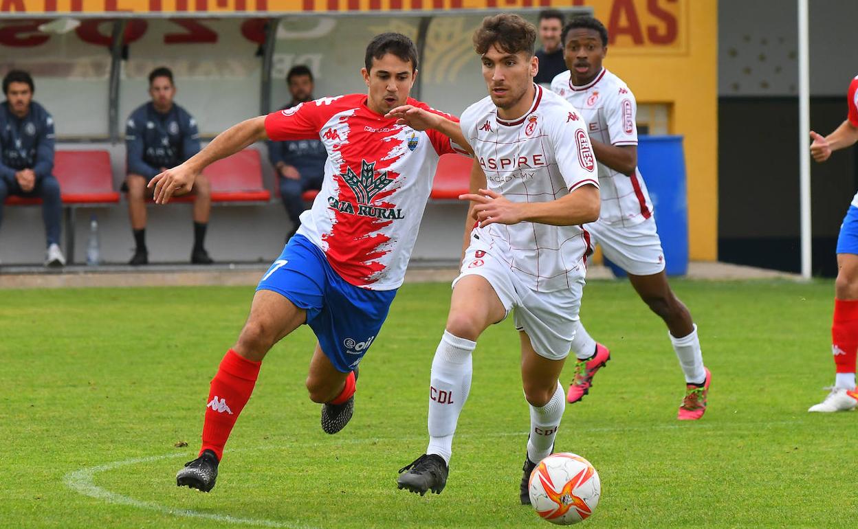 Percan, autor del gol leonés, en una acción del partido.