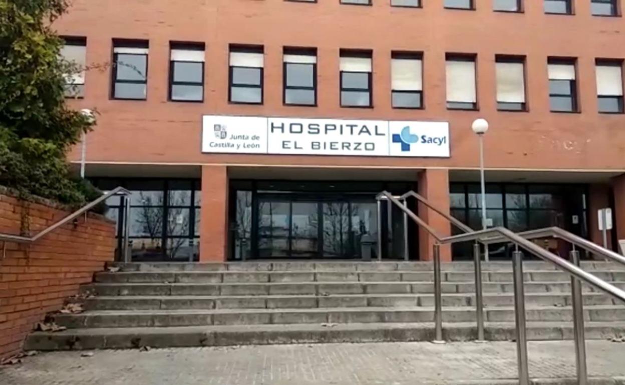 Fachada principal del Hospital de El Bierzo.