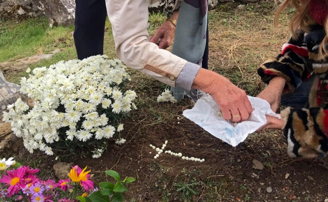 Adornando las tumbas familiares en un pueblo de la montaña leonesa. 