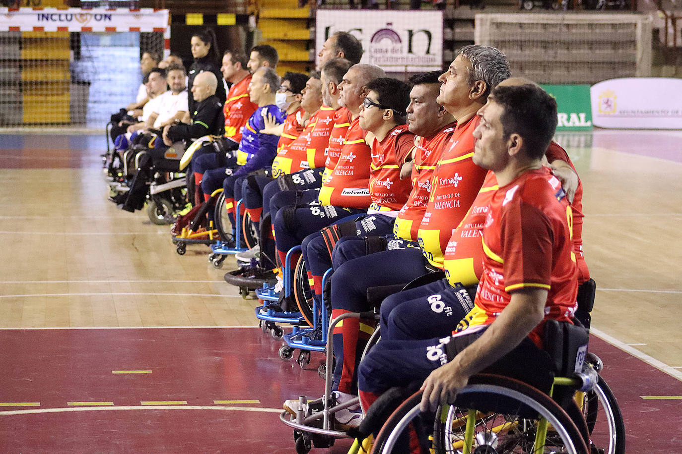 España disputa su primer partido internacional de esta modalidad en León ante Portugal, con triunfo para los lusos.