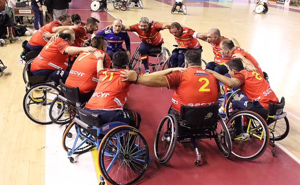 'Piña' de los miembros de la selección española de balonmano en silla de ruedas, en su estreno internacional ante Portugal en León.