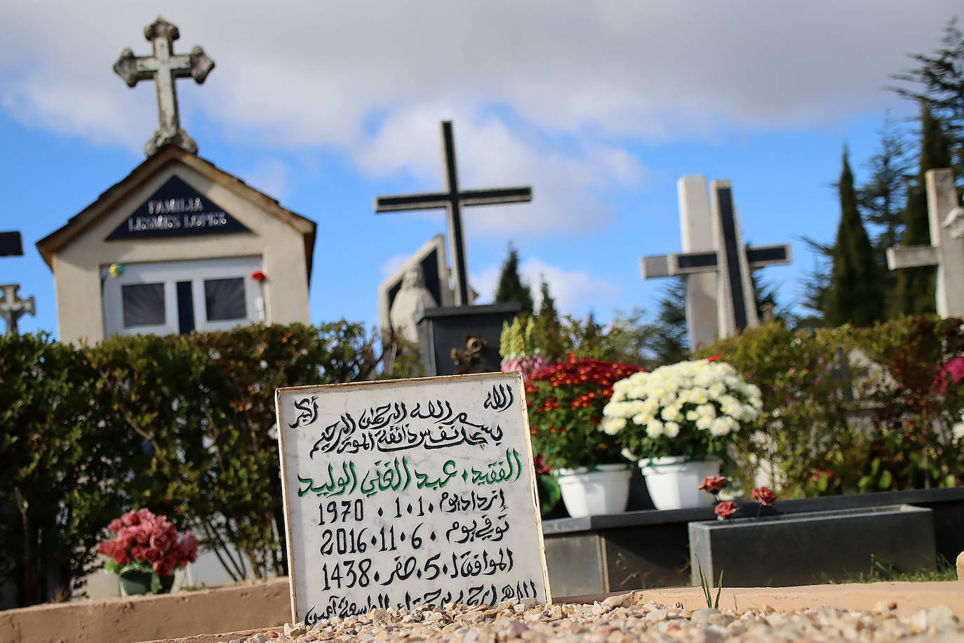 Día de Todos los Santos en el cementerio municipal de León.