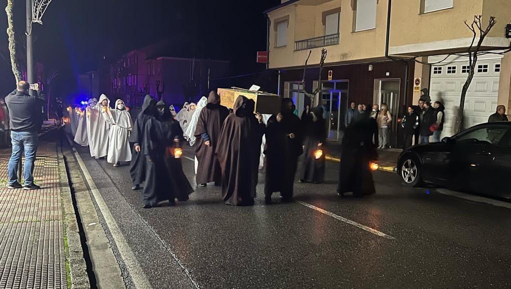 La 'comitiva de difuntos' completó este domingo el recorrido entre el Ayuntamiento de Fabero y el Pozo Julia en una tradición recuperada en la localidad berciana.