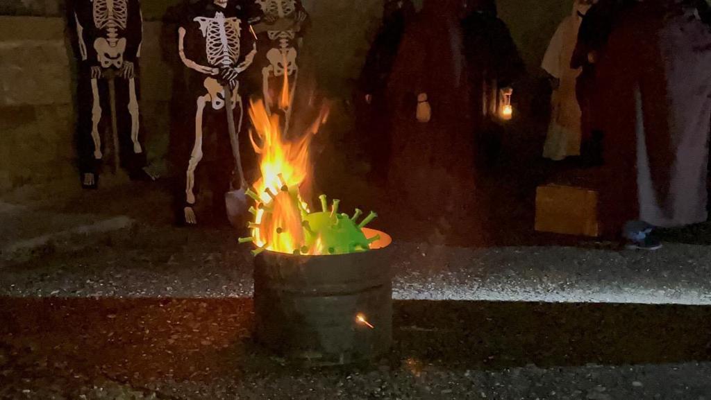 La 'comitiva de difuntos' completó este domingo el recorrido entre el Ayuntamiento de Fabero y el Pozo Julia en una tradición recuperada en la localidad berciana.