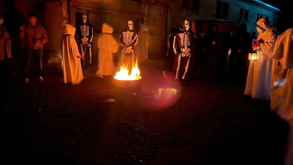 La 'comitiva de difuntos' completó este domingo el recorrido entre el Ayuntamiento de Fabero y el Pozo Julia en una tradición recuperada en la localidad berciana.