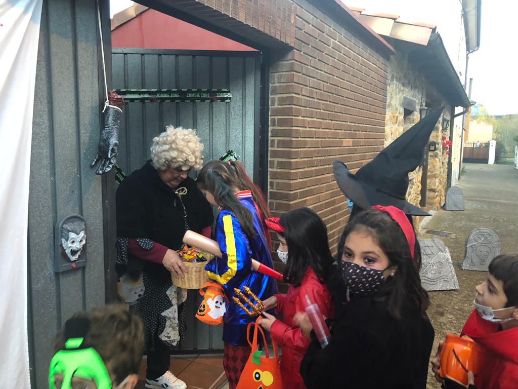 La localidad leonesa celebra la 'terrorífica' fiesta de Halloween con los más pequeños como grandes protagonistas. 