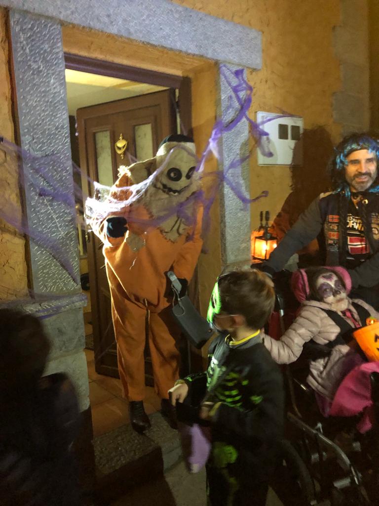 La localidad leonesa celebra la 'terrorífica' fiesta de Halloween con los más pequeños como grandes protagonistas. 