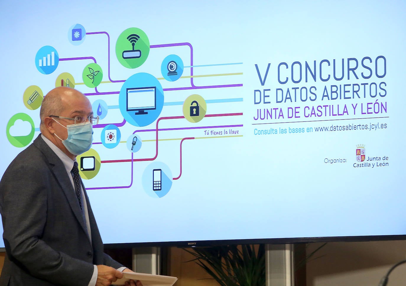 El vicepresidente, portavoz y consejero de Transparencia, Ordenación del Territorio y Acción Exterior de la Junta, Francisco Igea, hace entrega de los premios del V Concurso de Datos Abiertos.