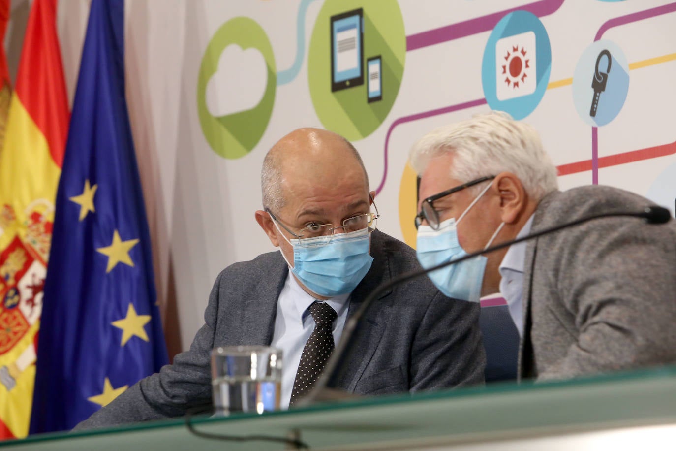 El vicepresidente, portavoz y consejero de Transparencia, Ordenación del Territorio y Acción Exterior de la Junta, Francisco Igea, hace entrega de los premios del V Concurso de Datos Abiertos.