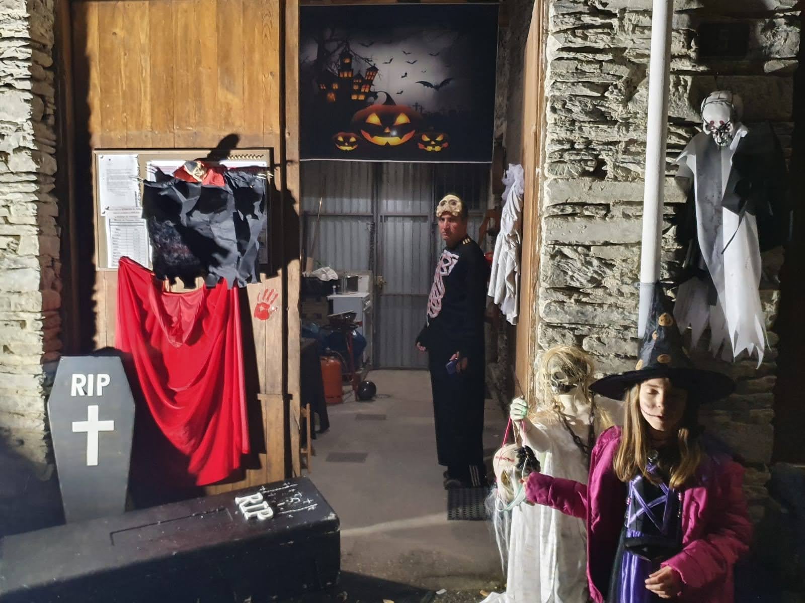 La localidad leonesa celebra la 'terrorífica' fiesta de Halloween con los más pequeños como grandes protagonistas. 